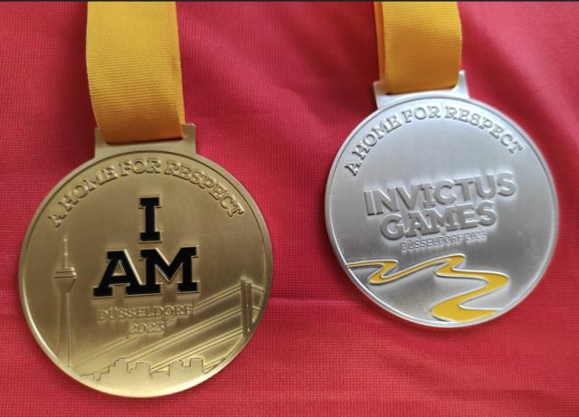 La médaille d’or et la médaille d’argent rapportées de Düsseldorf par Catherine et Michel © ONaCVG 70